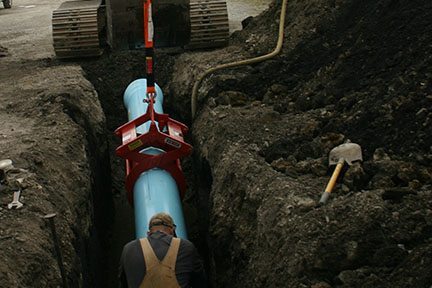 Kenco Pipe Lift Placing Pipe in Tight Trench