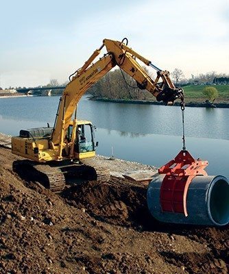 Excavator Moving Large Pipe with Kenco Pipe Lift