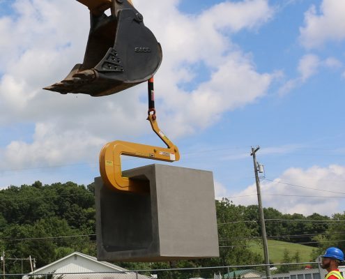 Pipe hook with wings lifting culvert box