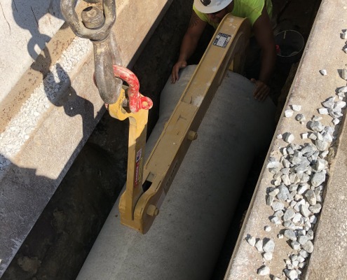 setting concrete pipe in trenchbox