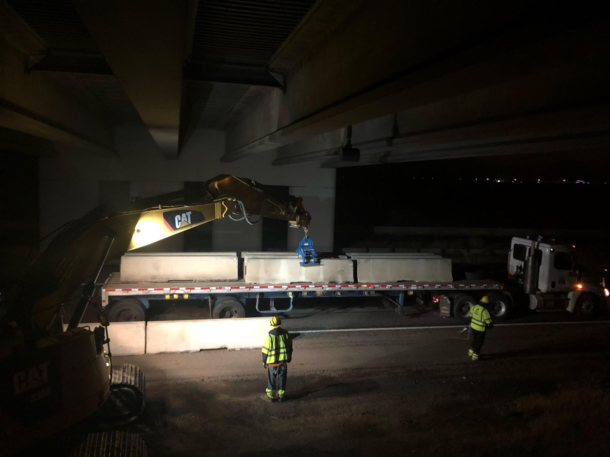 kl9000v4 unloading wall off truck under bridge