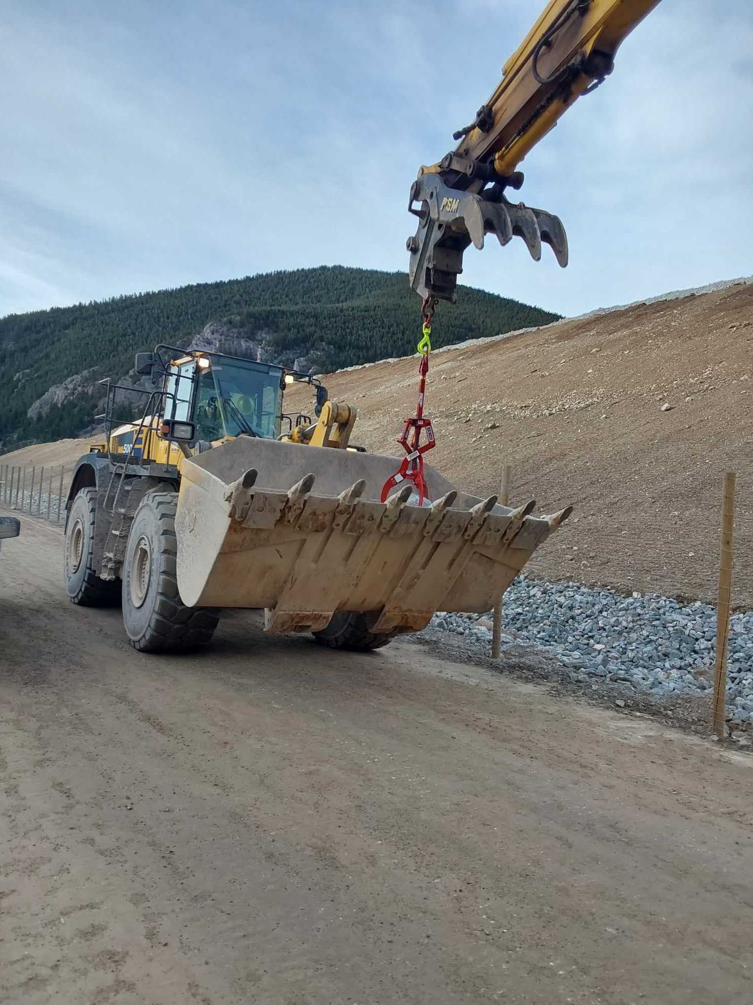 lift boulders into wheel loader bucket