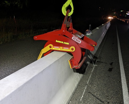 red barrier clamp will pick up concrete jersey barrier at night