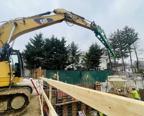 unilug jib boom picking up concrete bin